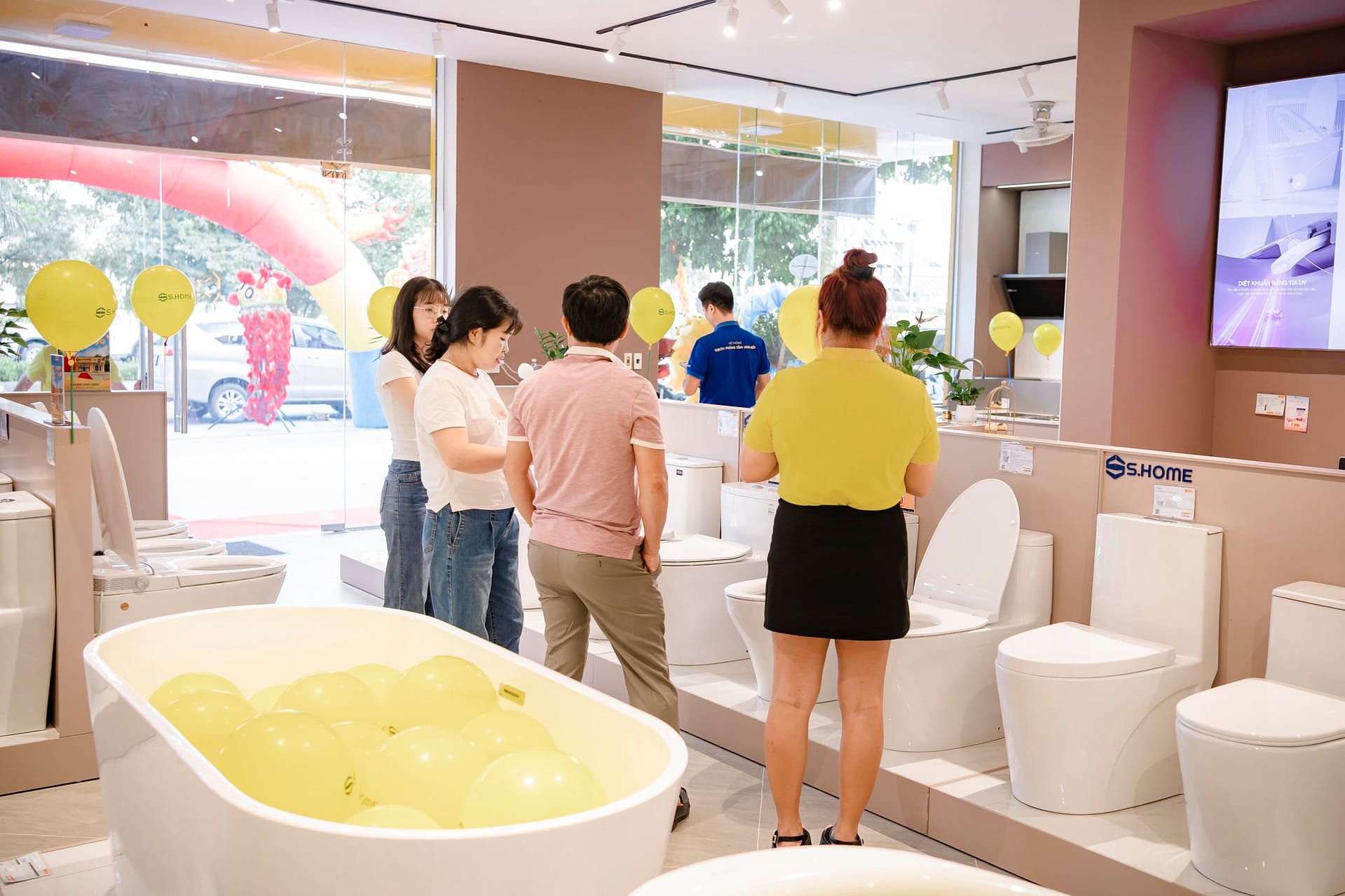 Điều gì khiến DeMuhler trở thành lựa chọn được nhiều chuyên gia và gia đình Việt Nam tin tưởng? 1 Khách hàng đến xem và trải nghiệm các sản phẩm của DeMuhler